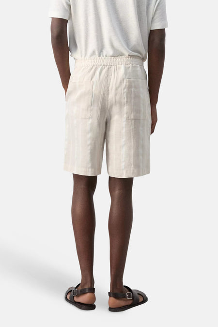 Beige gestreepte bermuda van MANGO met elastische tailleband en opgestikte achterzakken, van achteren gezien.