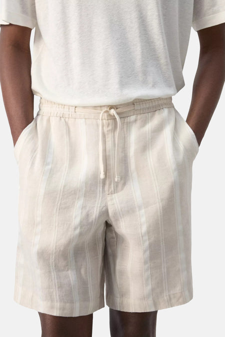 Bermuda beige à rayures de MANGO avec cordon de serrage et taille élastique, portée par le mannequin.
