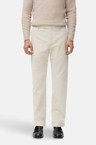 Pantalon écru de MANGO, avec une texture corduroy et des poches arrière, vu de l'arrière.