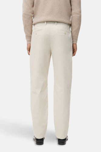 Ecru broek van MANGO, met een corduroy textuur en achterzakken, gezien vanaf de achterkant.