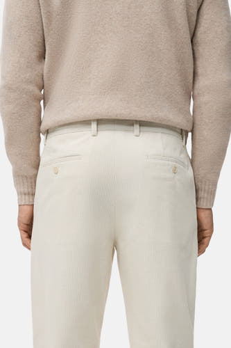Jean écru de MANGO, texture corduroy, avec des passants et des poches arrière visibles depuis l'arrière.