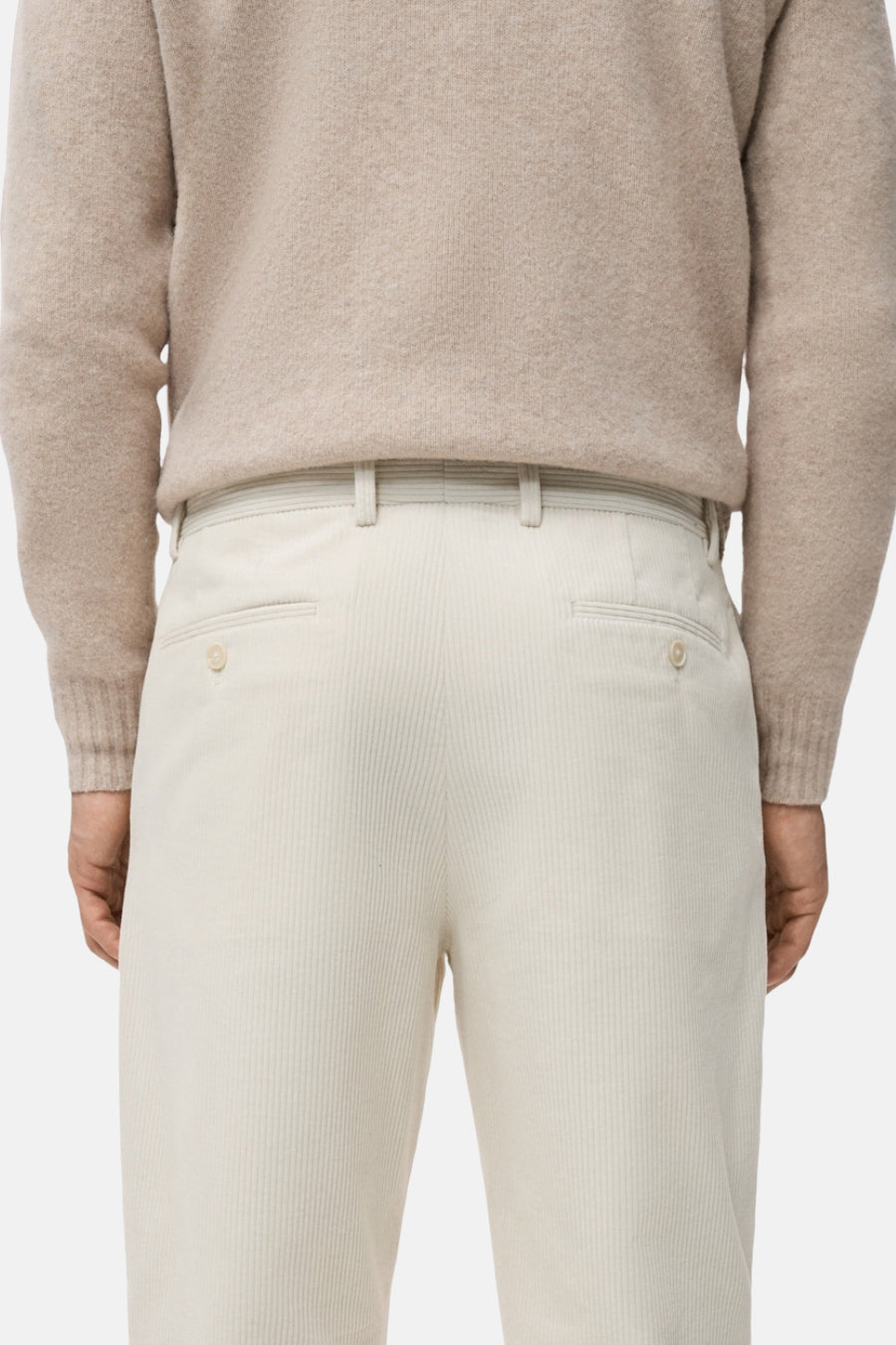 Jean écru de MANGO, texture corduroy, avec des passants et des poches arrière visibles depuis l'arrière.