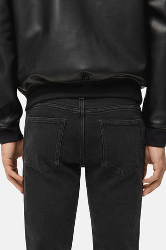 Zwarte jeans en zwarte leren jas.