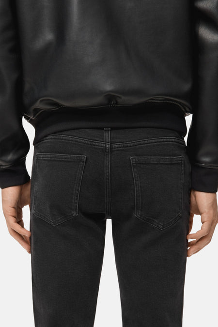 Zwarte jeans en zwarte leren jas.