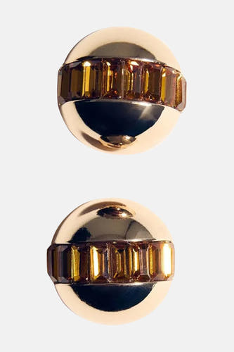 Boucles d'oreilles en or de MANGO, avec des pierres brunes rectangulaires autour de la forme ronde.
