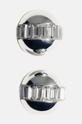 Boucles d'oreilles argentées de MANGO, ornées d'une bande de pierres carrées claires.