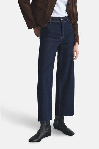 Jean bleu marine large de MANGO, avec des poches visibles et associé à une veste brune.