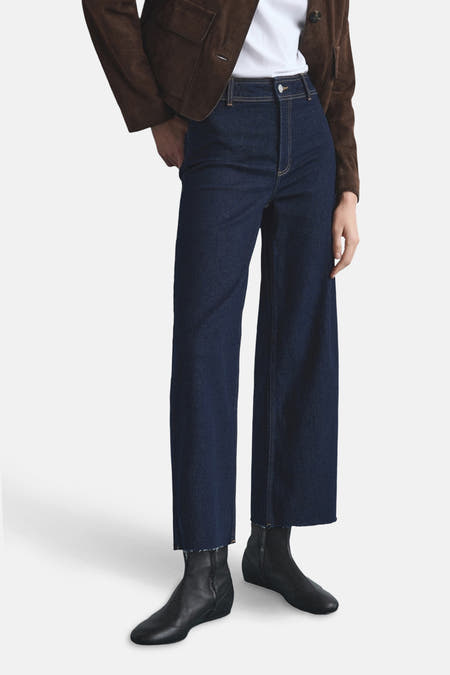 Jean bleu marine large de MANGO, avec des poches visibles et associé à une veste brune.