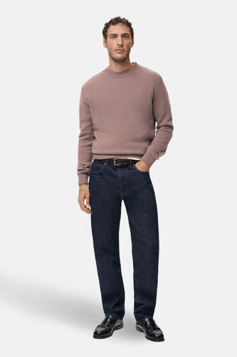 T-shirt rose avec col rond de MANGO, porté avec des jeans foncés et des chaussures en cuir noires.