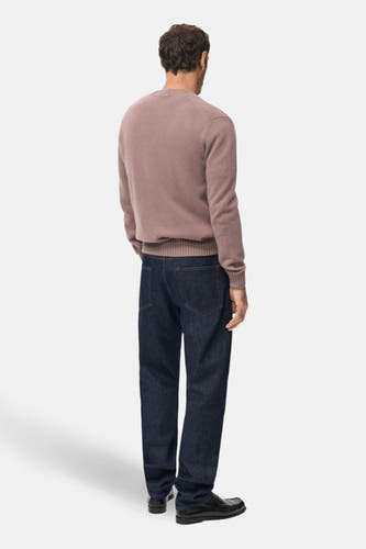 Roze trui met ronde hals van MANGO, gezien van achteren, gecombineerd met donkere jeans en zwarte schoenen.

