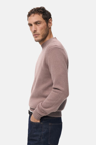 T-shirt rose avec col rond de MANGO, avec des manches longues et un homme en jeans.