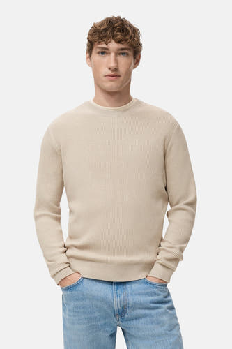 Gilet beige avec col rond de MANGO, avec une texture côtelée fine sur un fond lisse.