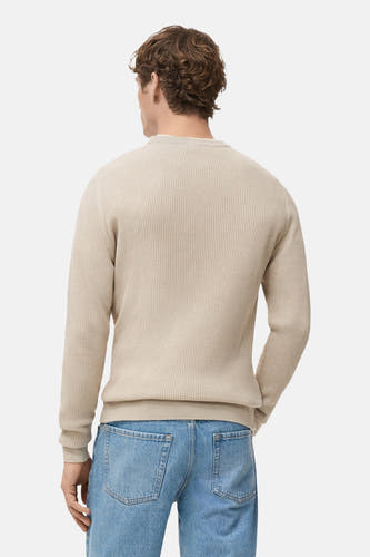 Beige trui met ronde hals van MANGO, gezien van achteren met ribgebreide textuur.
