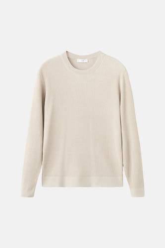 Pull beige à col rond de MANGO, avec une texture côtelée et des manches longues.