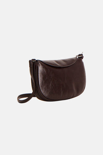 Sac à bandoulière marron de MANGO, avec une texture lisse et une forme arrondie.