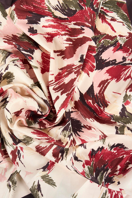 Multikleurige zomersjaal van MANGO met abstract bloemmotief en gedrapeerde stof.
