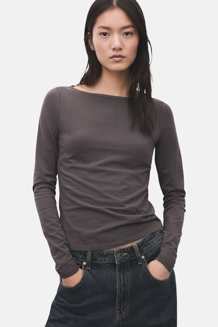 T-shirt gris à manches longues de MANGO, avec manches longues et un décolleté simple, dos.