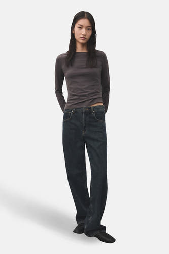 T-shirt gris à manches longues de MANGO, porté avec un jean décontracté et des chaussures.