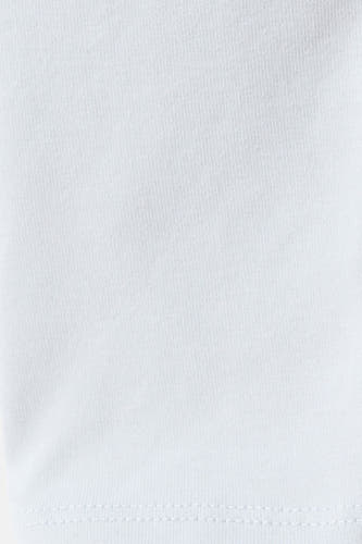 T-shirt bleu à manches longues de MANGO, gros plan sur la texture du tissu avec un subtil chevron diagonal.