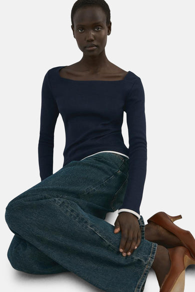 T-shirt bleu à manches longues de MANGO, avec une encolure carrée et une texture finement tricotée.