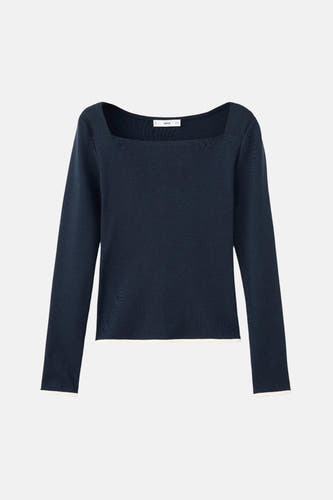 T-shirt bleu à manches longues de MANGO, avec un col carré et des accents blancs sur les manches.