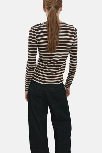 Bruin T-shirt met lange mouwen van MANGO, gestreept en gecombineerd met een donkere broek.