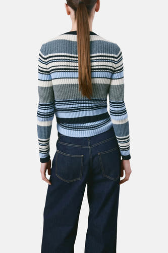 Gilet multicolore de MANGO, avec des rayures horizontales et une silhouette ajustée, combiné avec un pantalon en jean foncé.