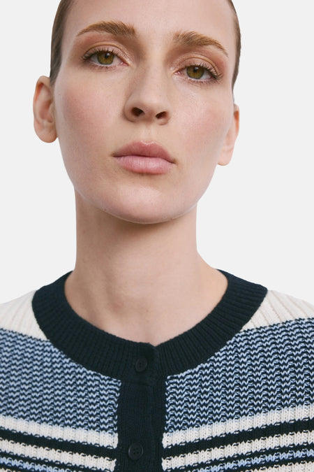 Gilet multicolore de MANGO, avec rayures horizontales et fermeture à boutons.