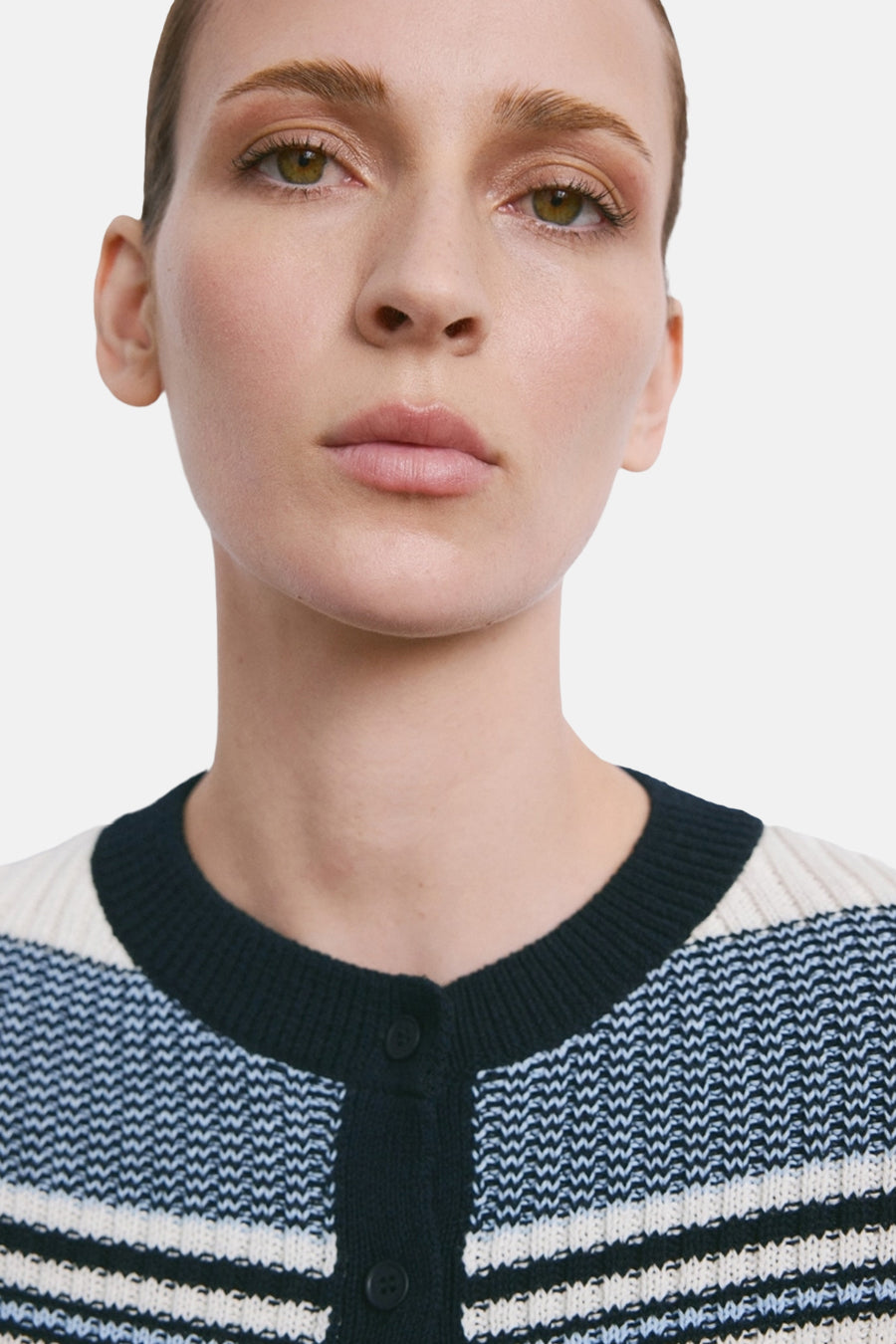 Gilet multicolore de MANGO, avec rayures horizontales et fermeture à boutons.
