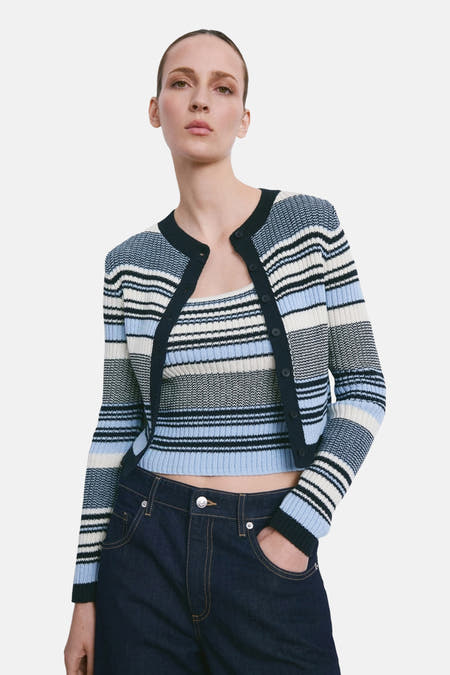 Gilet multicolore de MANGO, avec des motifs rayés en bleu, blanc et noir, et une fermeture boutonnée sur le devant.