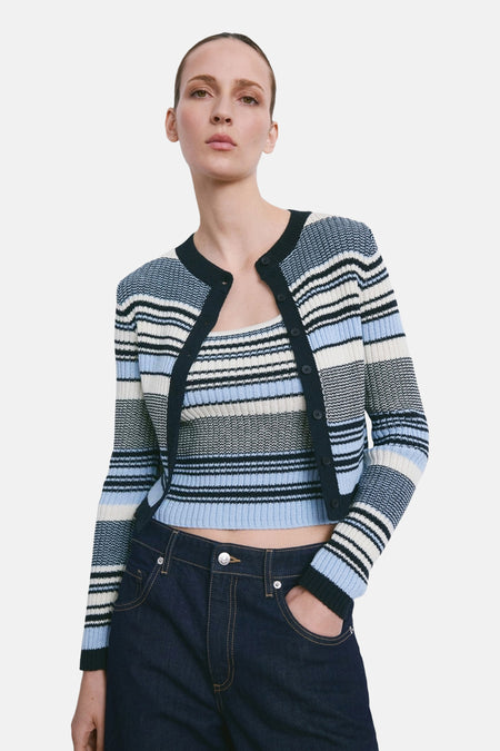 Gilet multicolore de MANGO, avec des motifs rayés en bleu, blanc et noir, et une fermeture boutonnée sur le devant.