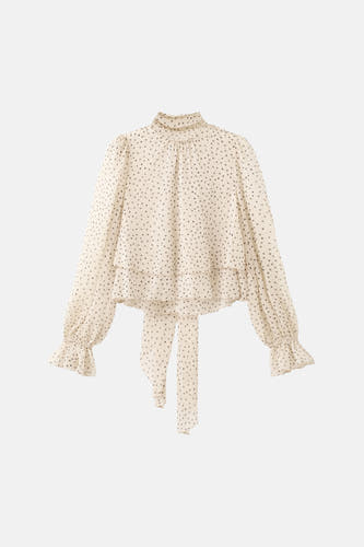 Chemisier beige de MANGO, à manches longues, col montant et motif à pois.