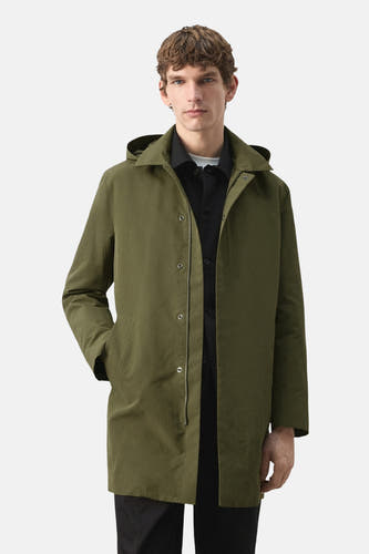 Long manteau kaki de MANGO, avec capuche, vu de dos.
