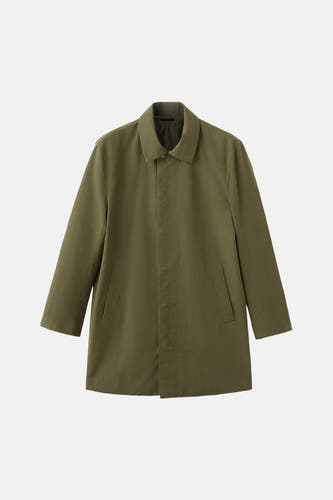 Long manteau kaki de MANGO, avec un col classique et une fermeture dissimulée sur le devant.