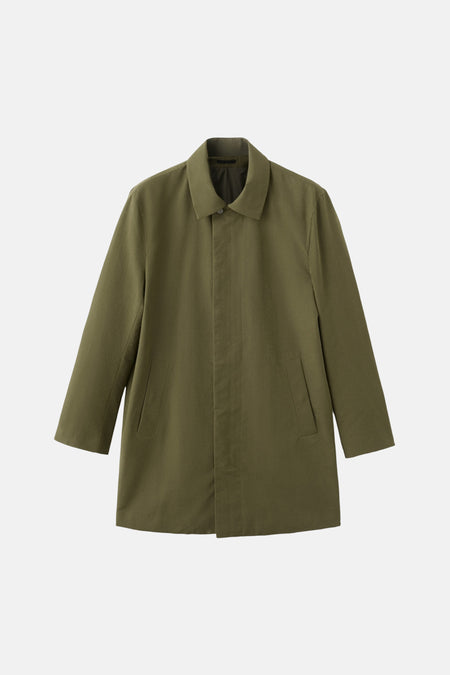 Lange kaki jas van MANGO, met een klassieke kraag en verborgen sluiting aan de voorkant.