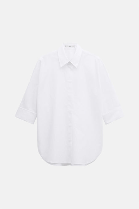 Chemise blanche à manches courtes de MANGO, avec un col classique et un ourlet arrondi.