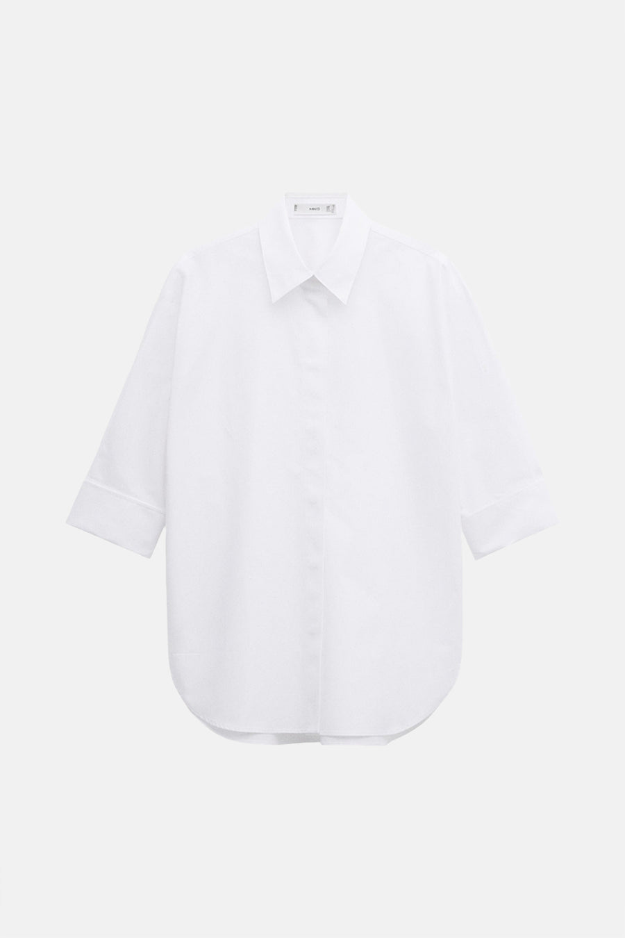 Chemise blanche à manches courtes de MANGO, avec un col classique et un ourlet arrondi.