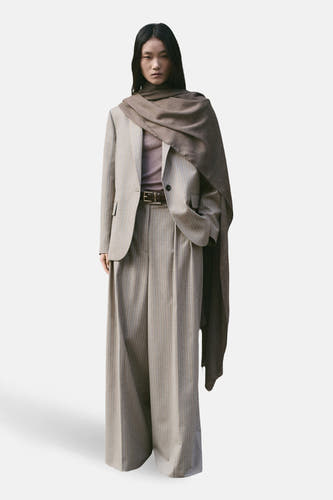 Blazer marron de MANGO avec un motif fin à fines rayures et un revers.