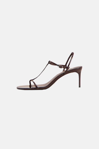 Sandales marron de MANGO, avec de fines brides et un talon.