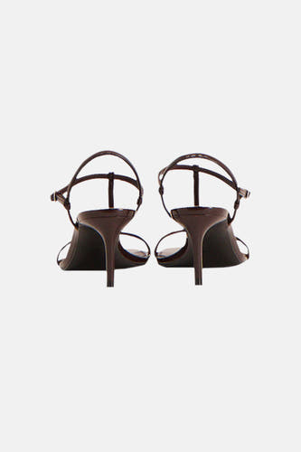 Bruine sandalen van MANGO, gezien van achteren, met een hak en dunne bandjes.