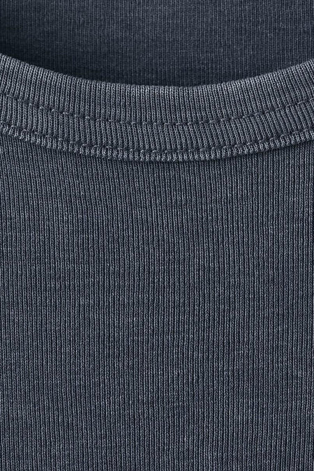 Haut bleue de MANGO, avec une texture côtelée et un col rond.