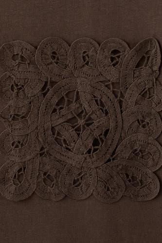 T-shirt marron de MANGO avec détails décoratifs au crochet et motifs ronds.