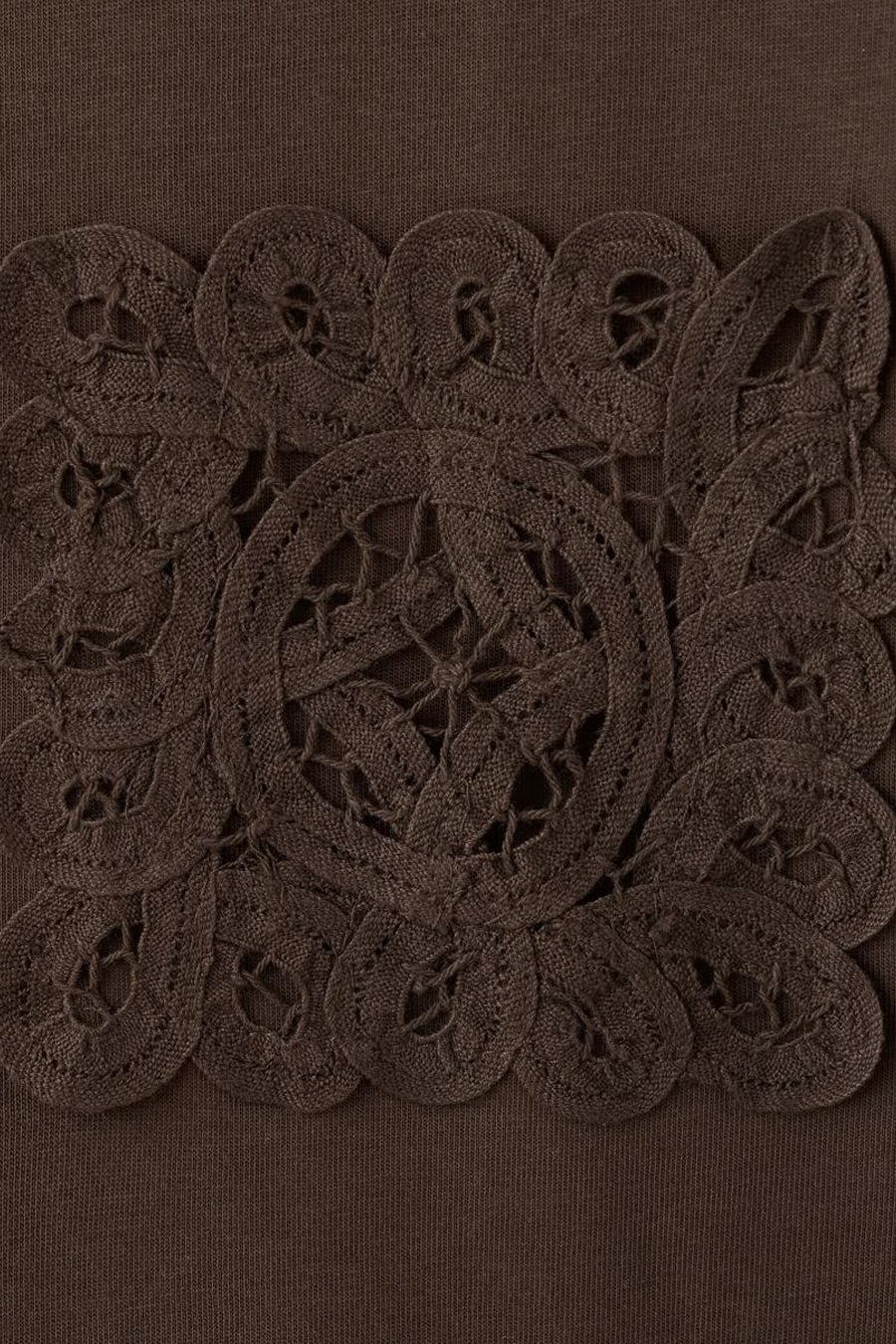 T-shirt marron de MANGO avec détails décoratifs au crochet et motifs ronds.