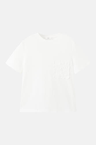 T-shirt blanc de MANGO, avec une poche carrée en dentelle sur la poitrine.