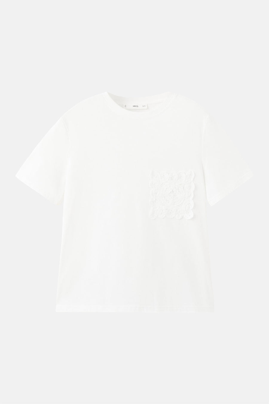 T-shirt blanc de MANGO, avec une poche carrée en dentelle sur la poitrine.