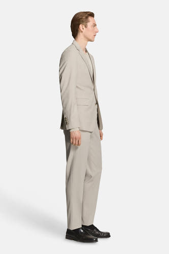 Blazer beige de MANGO, de couleur unie, porté sur une chemise et un pantalon assortis, en vue de côté.
