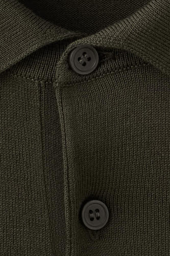 Polo verte MANGO de couleur verte avec fermeture à boutons et fine structure côtelée.
