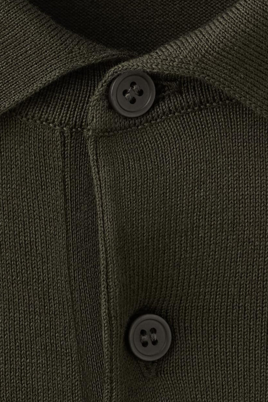 Polo verte MANGO de couleur verte avec fermeture à boutons et fine structure côtelée.
