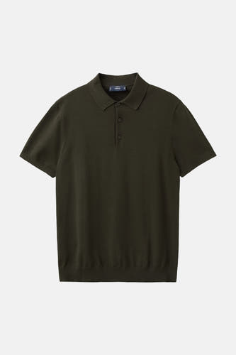 Polo verte MANGO de couleur verte avec manches courtes et col classique.