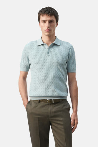 Polo bleue de MANGO avec motif torsadé et manches courtes, vue de dos.